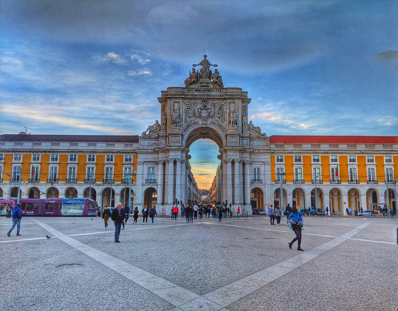 Rua Augusta Arch between the yellow arcaded buildings of Praça do Comércio.