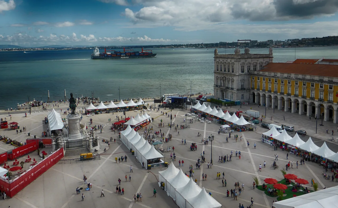 Praça do Comércio e Tejo vistos do terraço no topo do Arco da Rua Augusta.