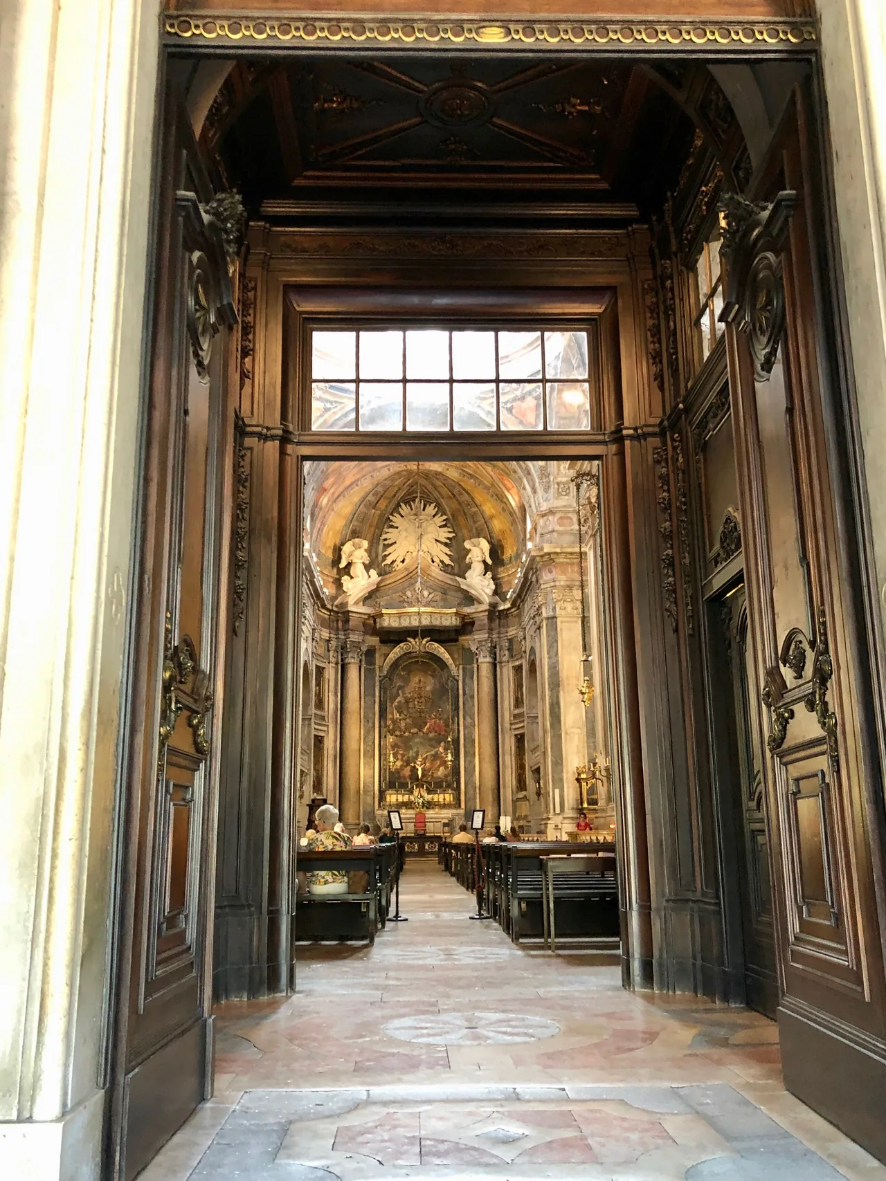 A narrow decorated chapel and altar inside Basílica da Estrela