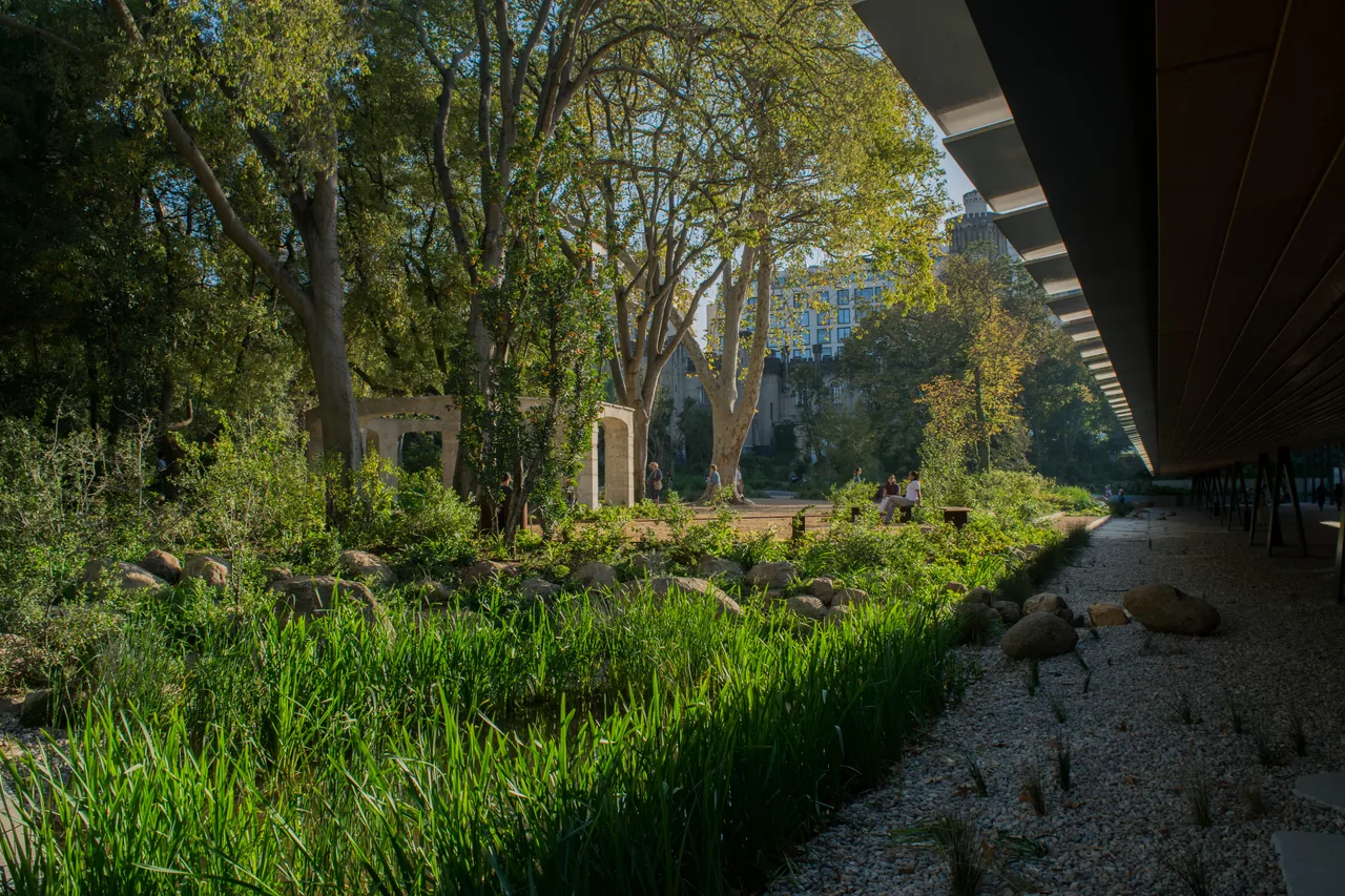 Jardín y sendero junto a la marquesina del CAM Gulbenkian