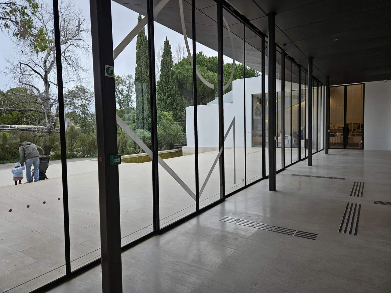 Puertas y ventanas de cristal abiertas hacia el jardín en el CAM Gulbenkian