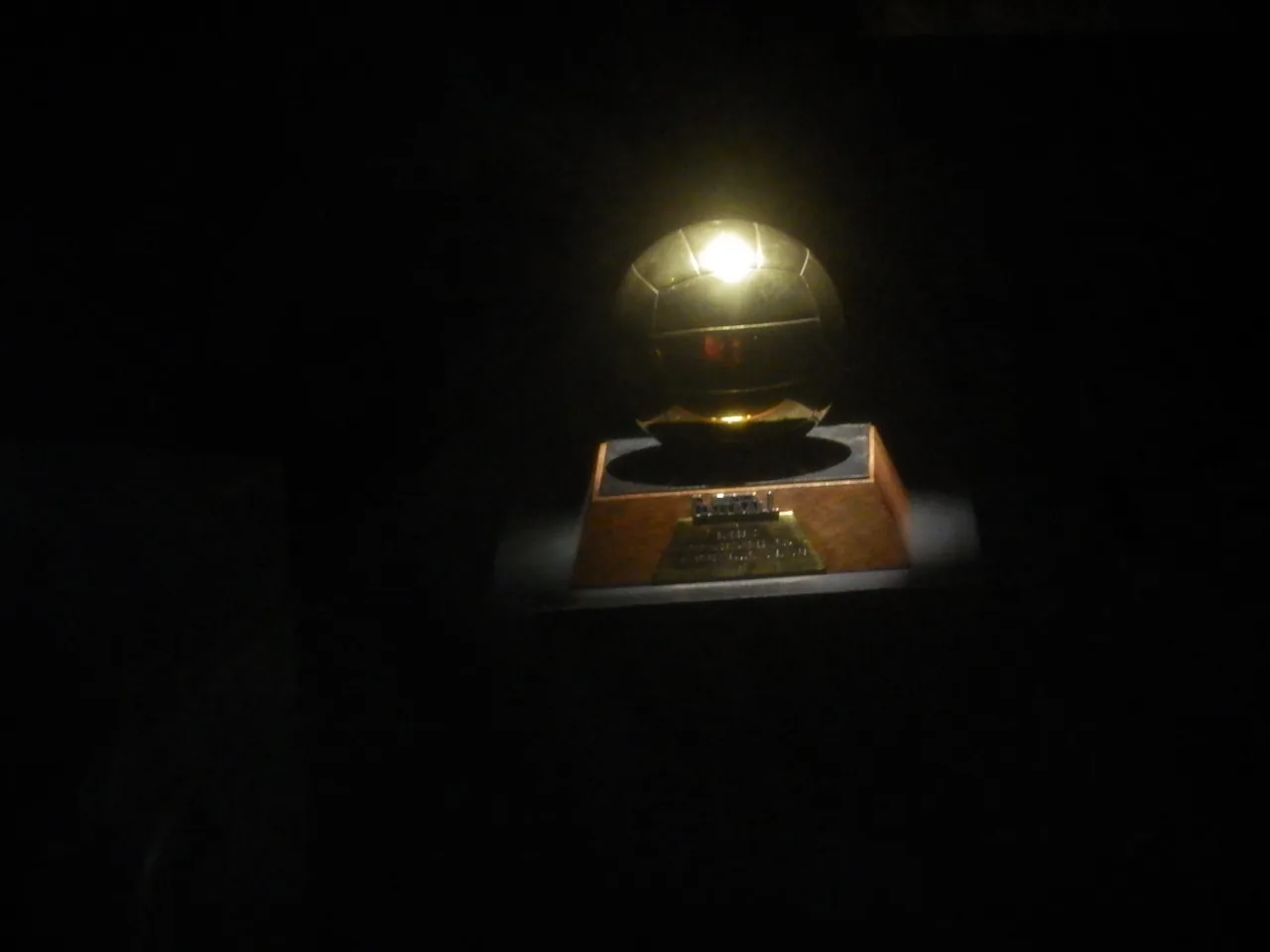 Eusébio’s Ballon d’Or displayed in a dark case in the Benfica Museum.