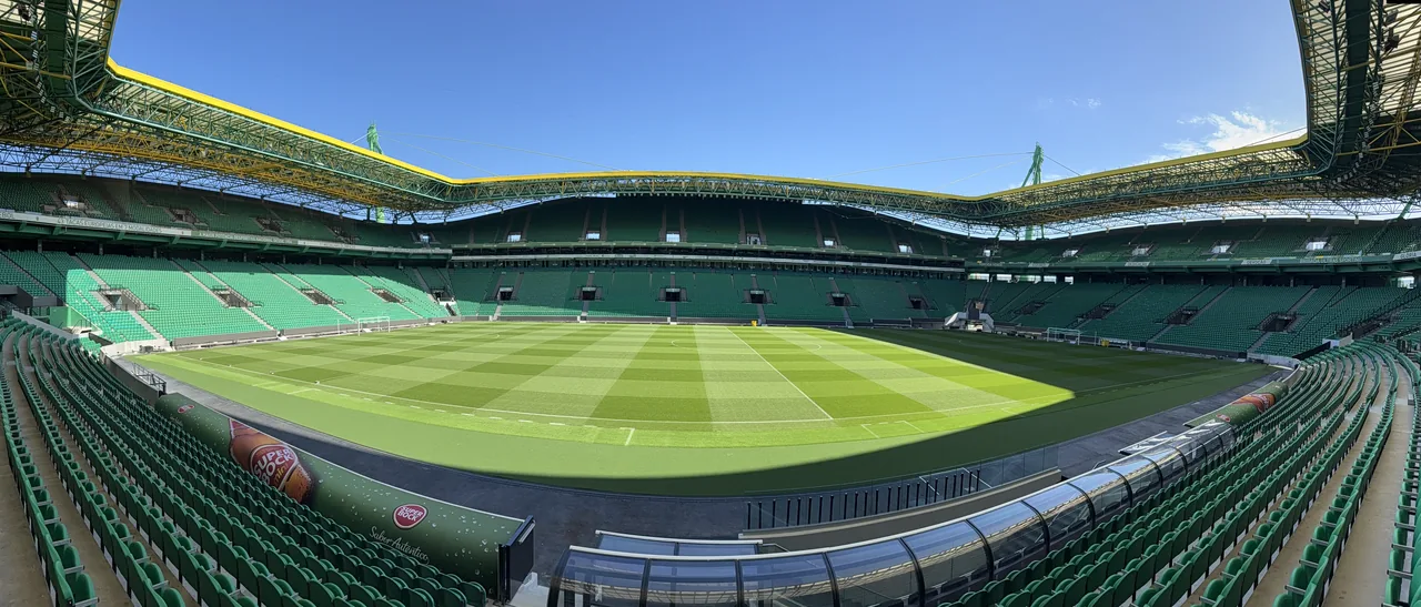 Bancadas verdes e relvado no interior do Estádio José Alvalade.