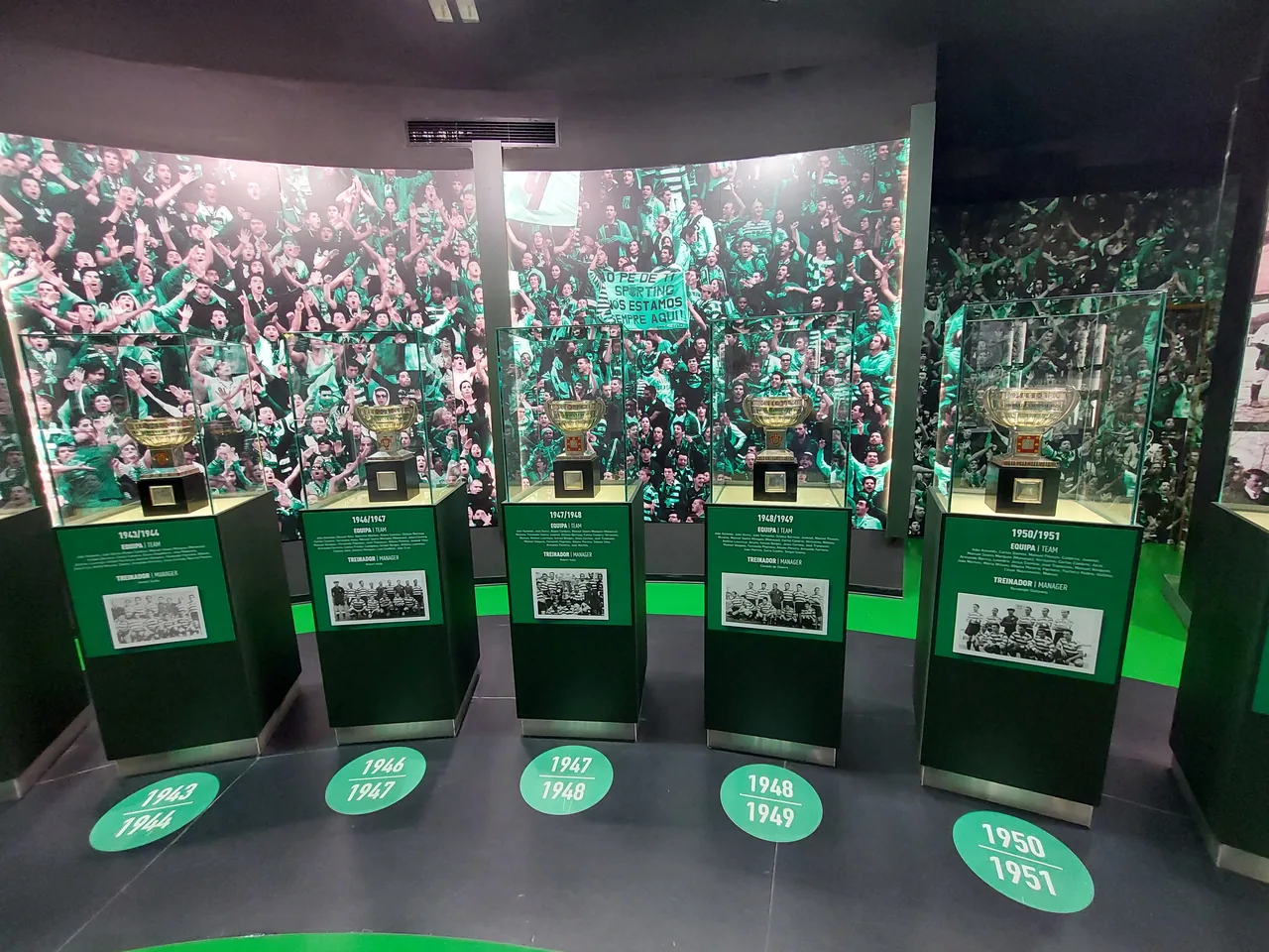 Troféus históricos de campeonatos de futebol em bases verdes no Museu Sporting.