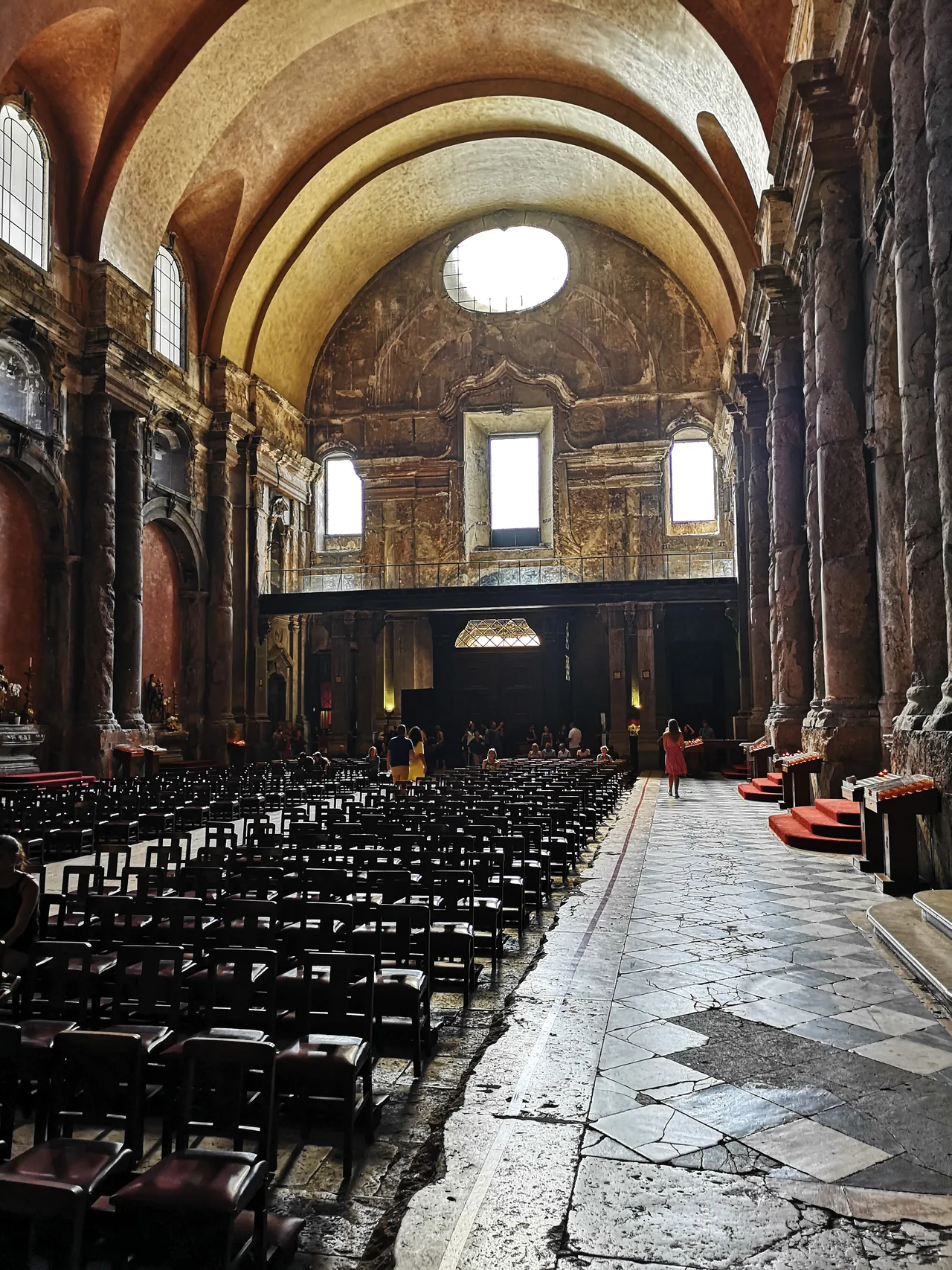 Vista lateral de la nave y las columnas de la iglesia de São Domingos
