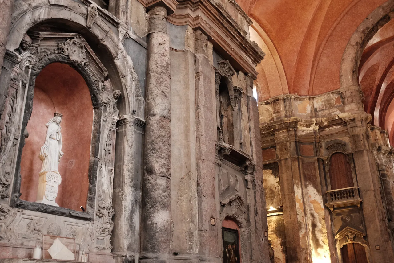 Piedra agrietada y ennegrecida alrededor de un altar de la iglesia de São Domingos