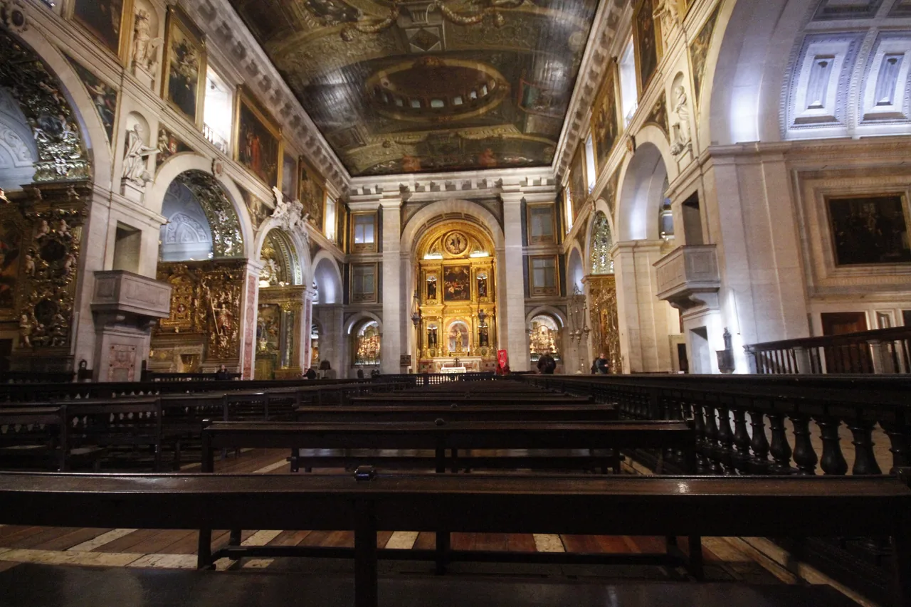 The broad nave and side chapels of São Roque beneath its painted ceiling.