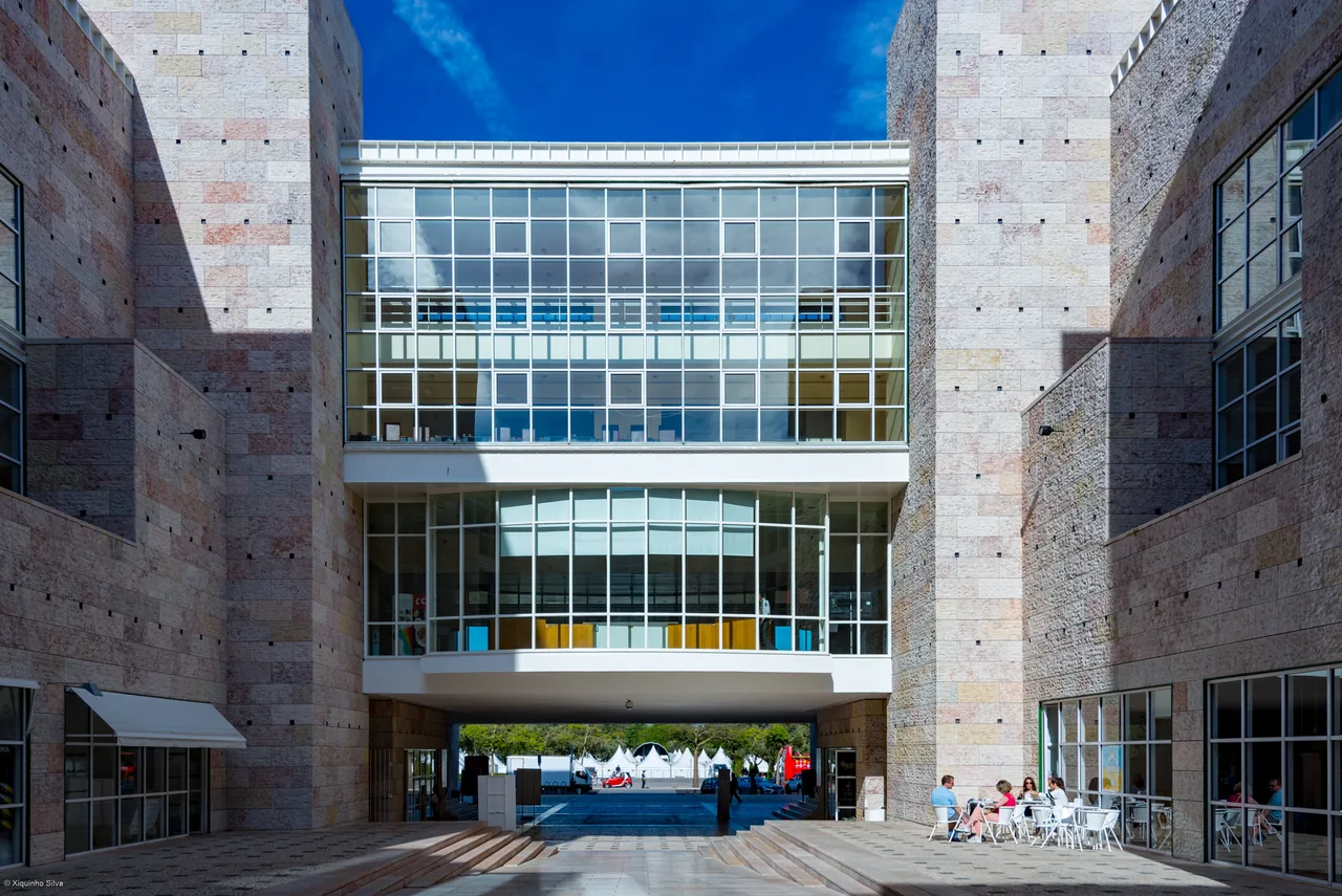 Stone courtyard and glazed bridge within Centro Cultural de Belém