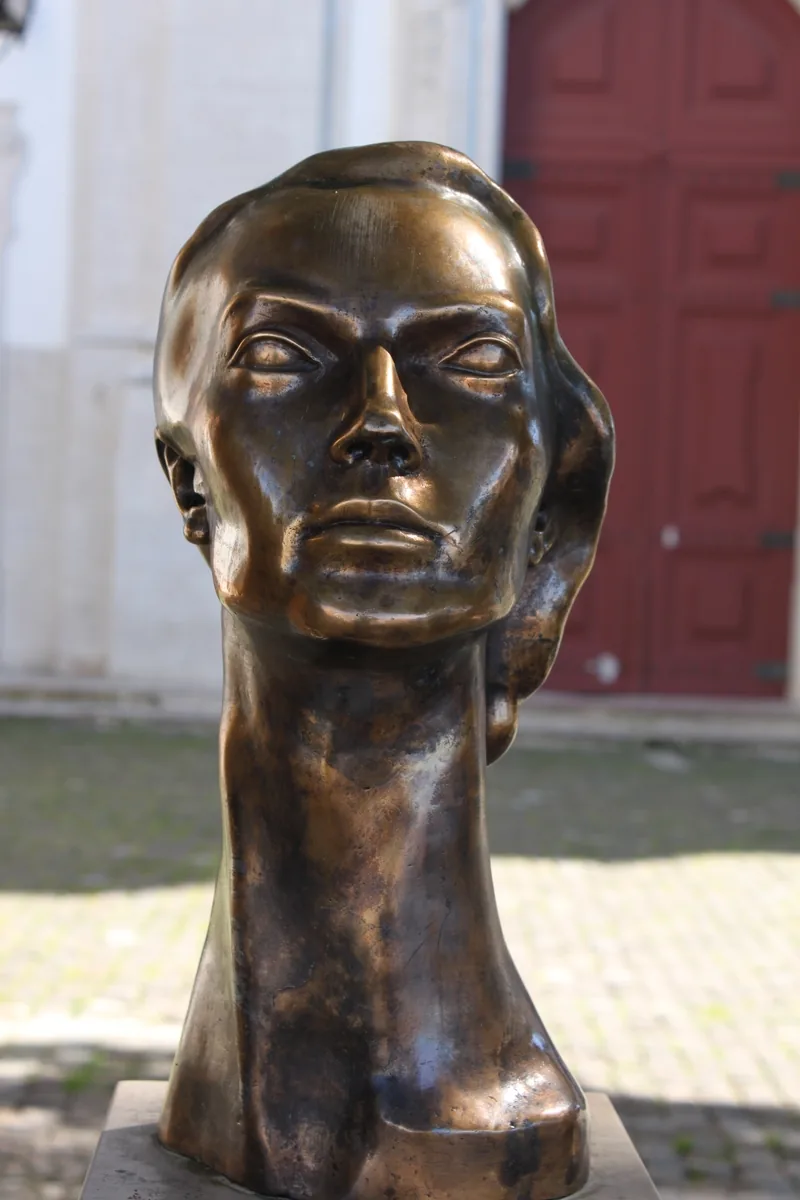 A bronze bust of poet Sophia de Mello Breyner Andresen at the Graça viewpoint.