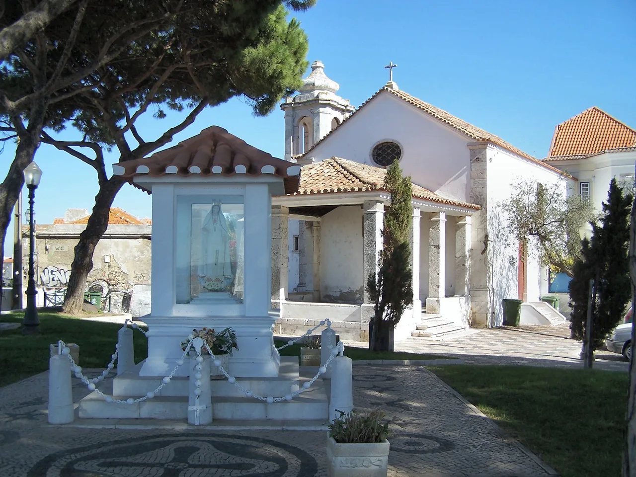 La pequeña capilla y el oratorio junto al mirador de Senhora do Monte.