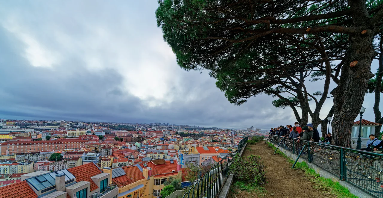 Una amplia panorámica de los tejados y las colinas de Lisboa desde Senhora do Monte.