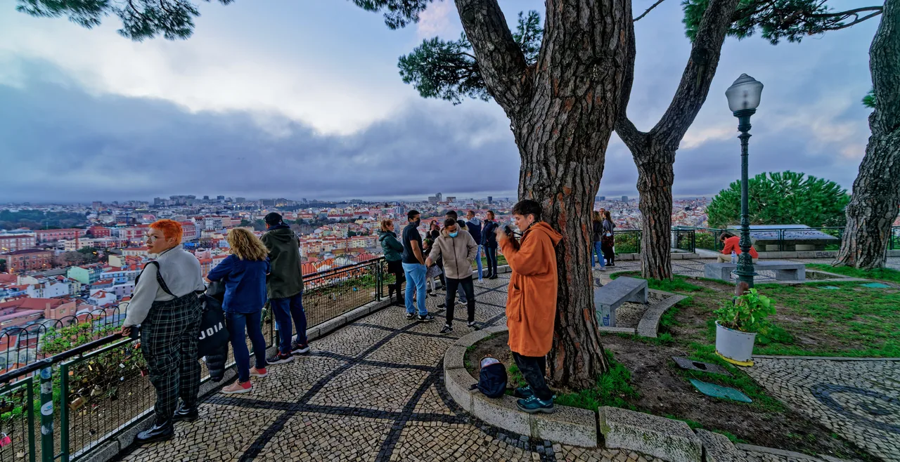 Visitantes y árboles junto a las vistas de Lisboa desde Senhora do Monte.