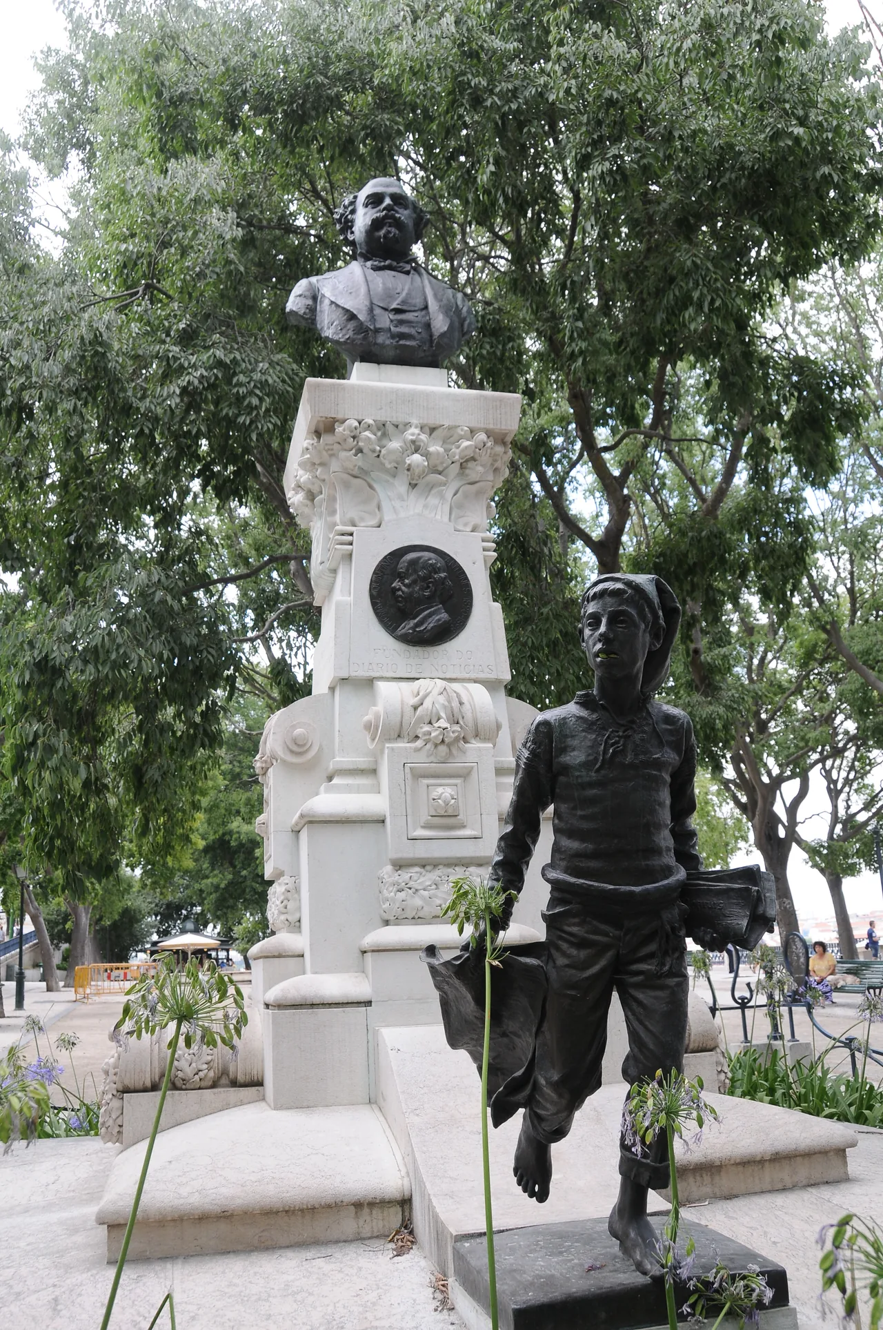 The monument to Eduardo Coelho with a statue of a young newspaper seller below.