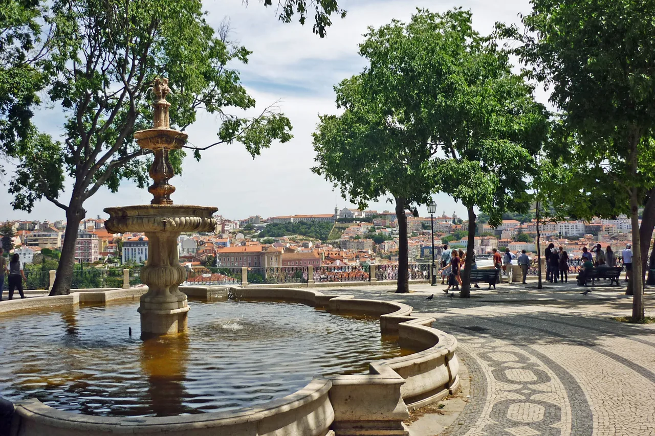 A fountain and trees on the upper terrace of São Pedro de Alcântara.