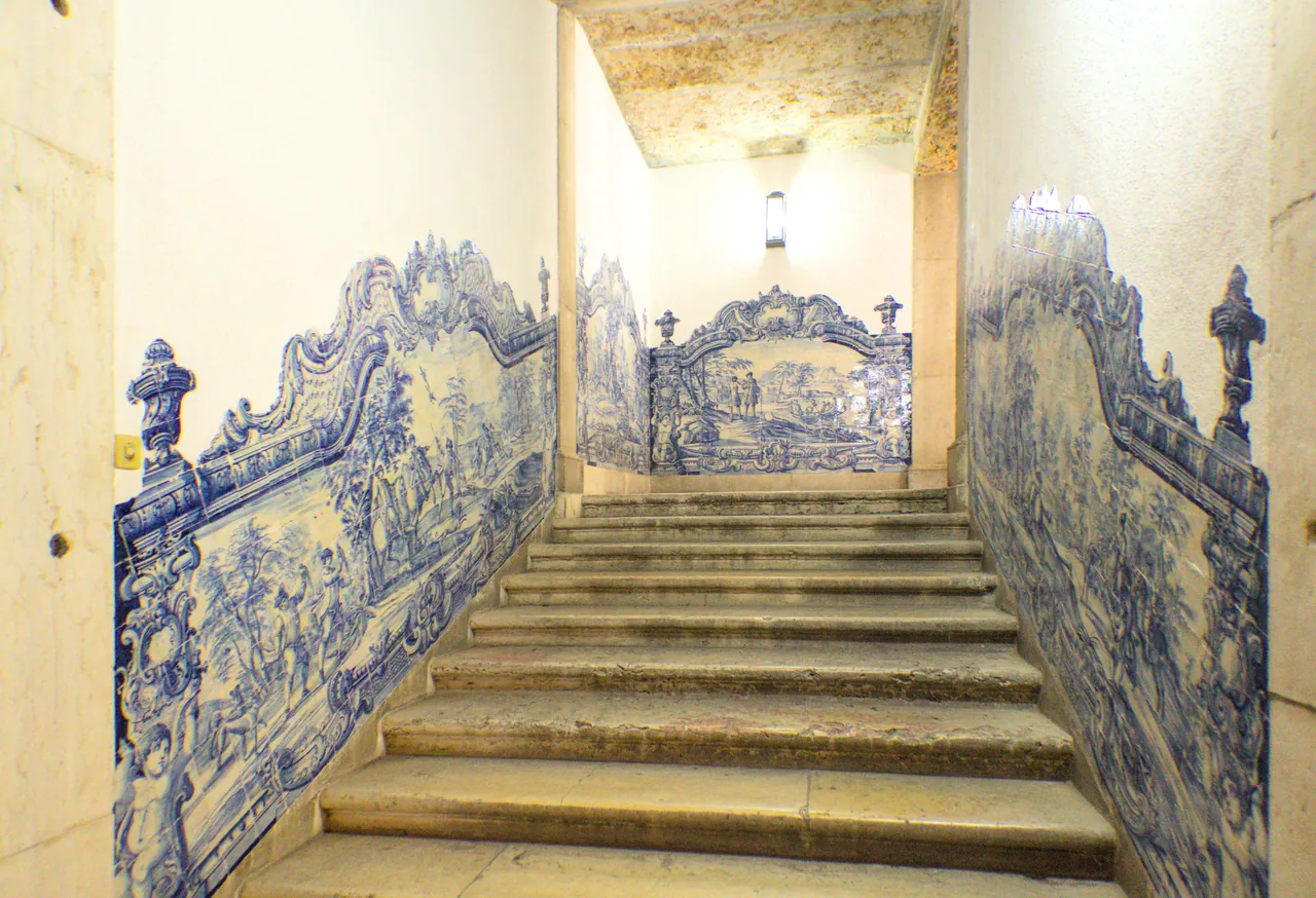 A stone staircase framed by elaborate blue and white tile panels at São Vicente de Fora.