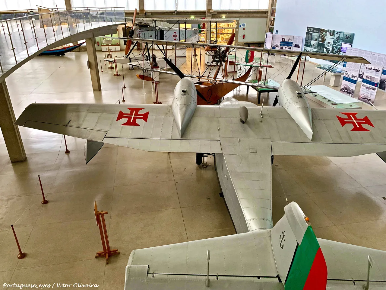 Aviones históricos de la Marina en el gran pabellón del Museo de Marina.