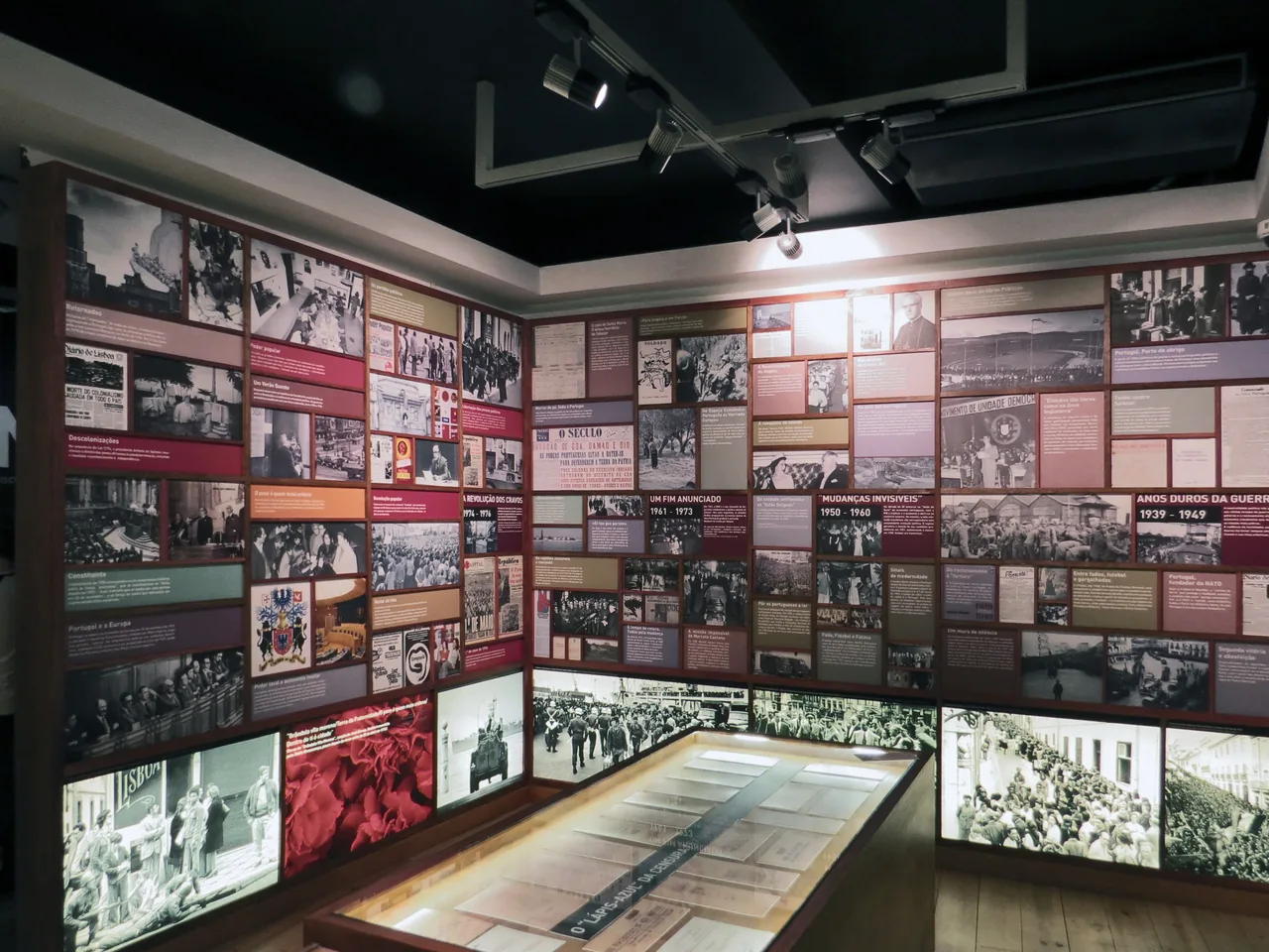 Fotografías, documentos y carteles en una sala del Museo del Aljube
