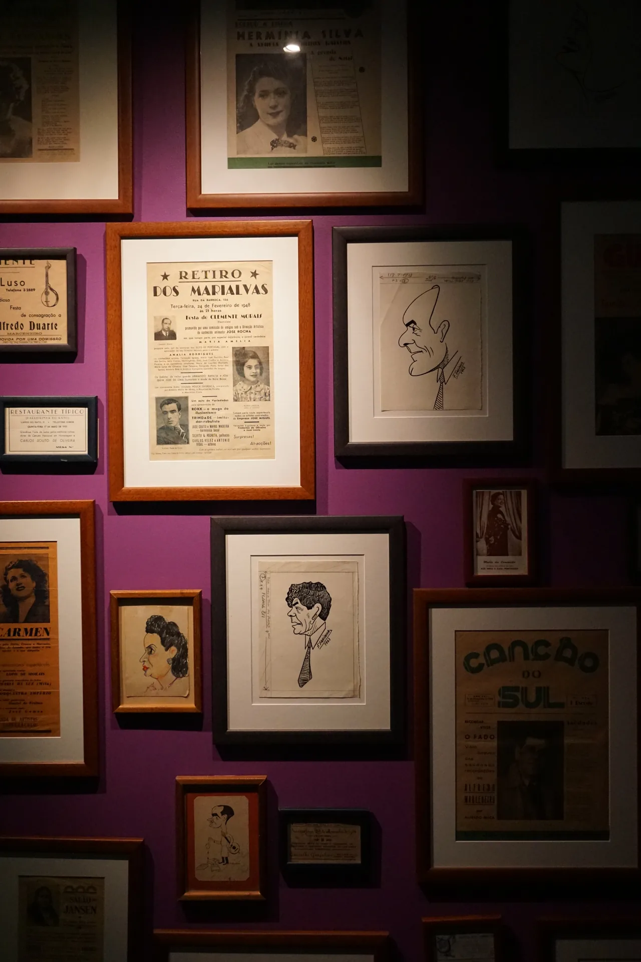 Publicaciones musicales, retratos y caricaturas enmarcados en el Museo del Fado