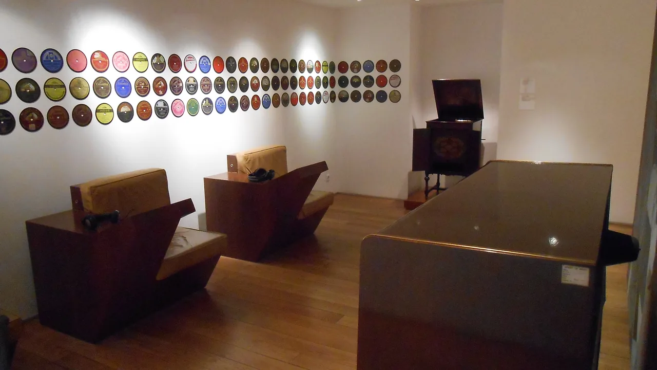 Etiquetas de discos expuestas sobre un gramófono en el Museo del Fado