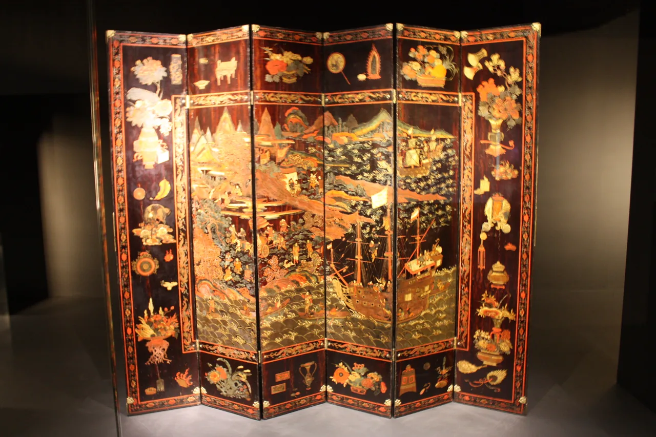 Decorated folding screen in black, red and gold at the Museum of the Orient