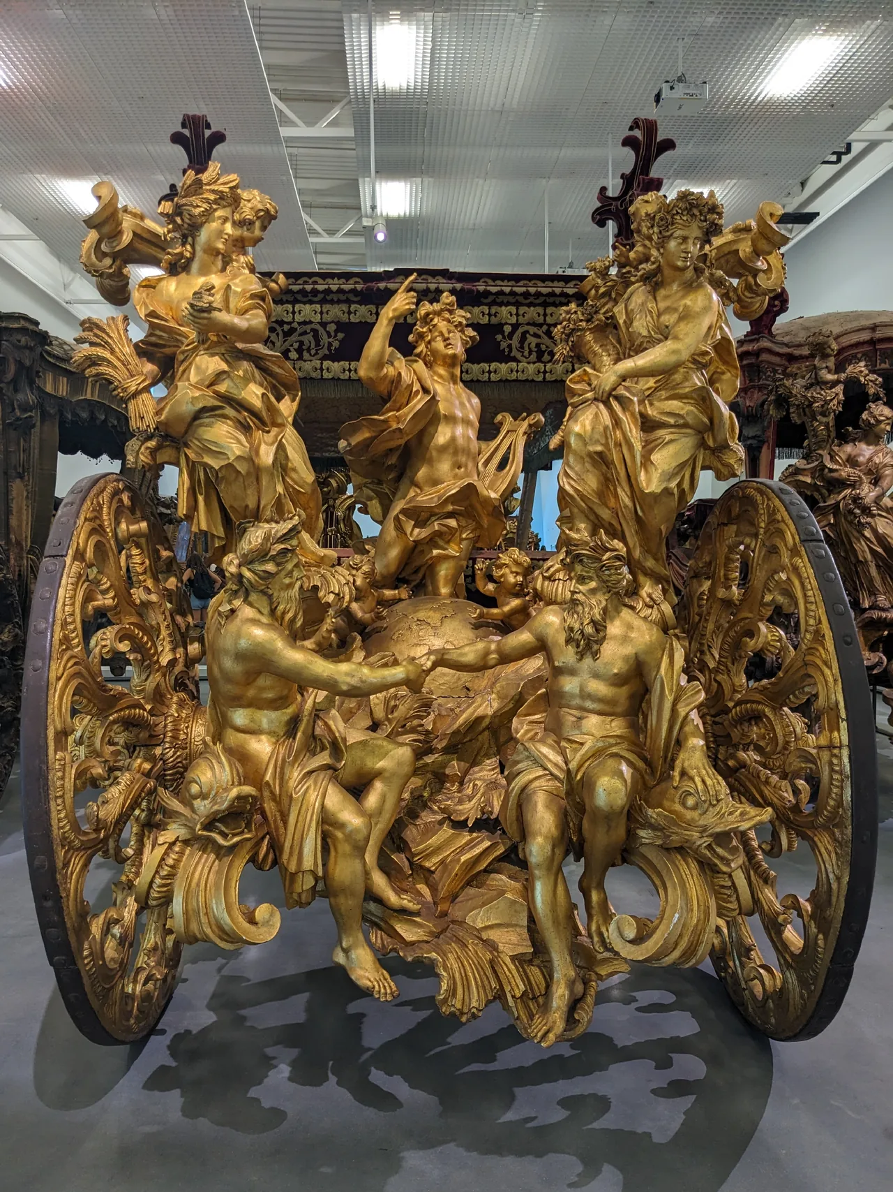 Grandes figuras douradas na traseira do Coche dos Oceanos.