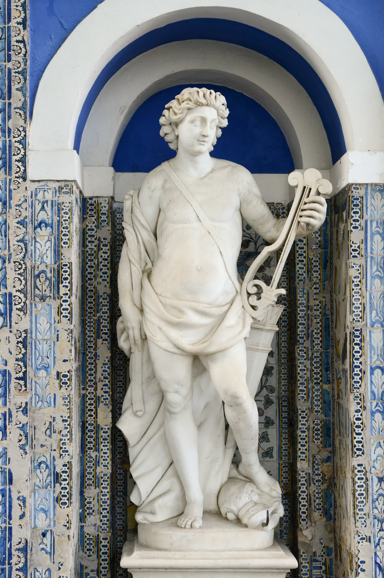 Estatua de Apolo en una hornacina de azulejos del Palacio de Fronteira