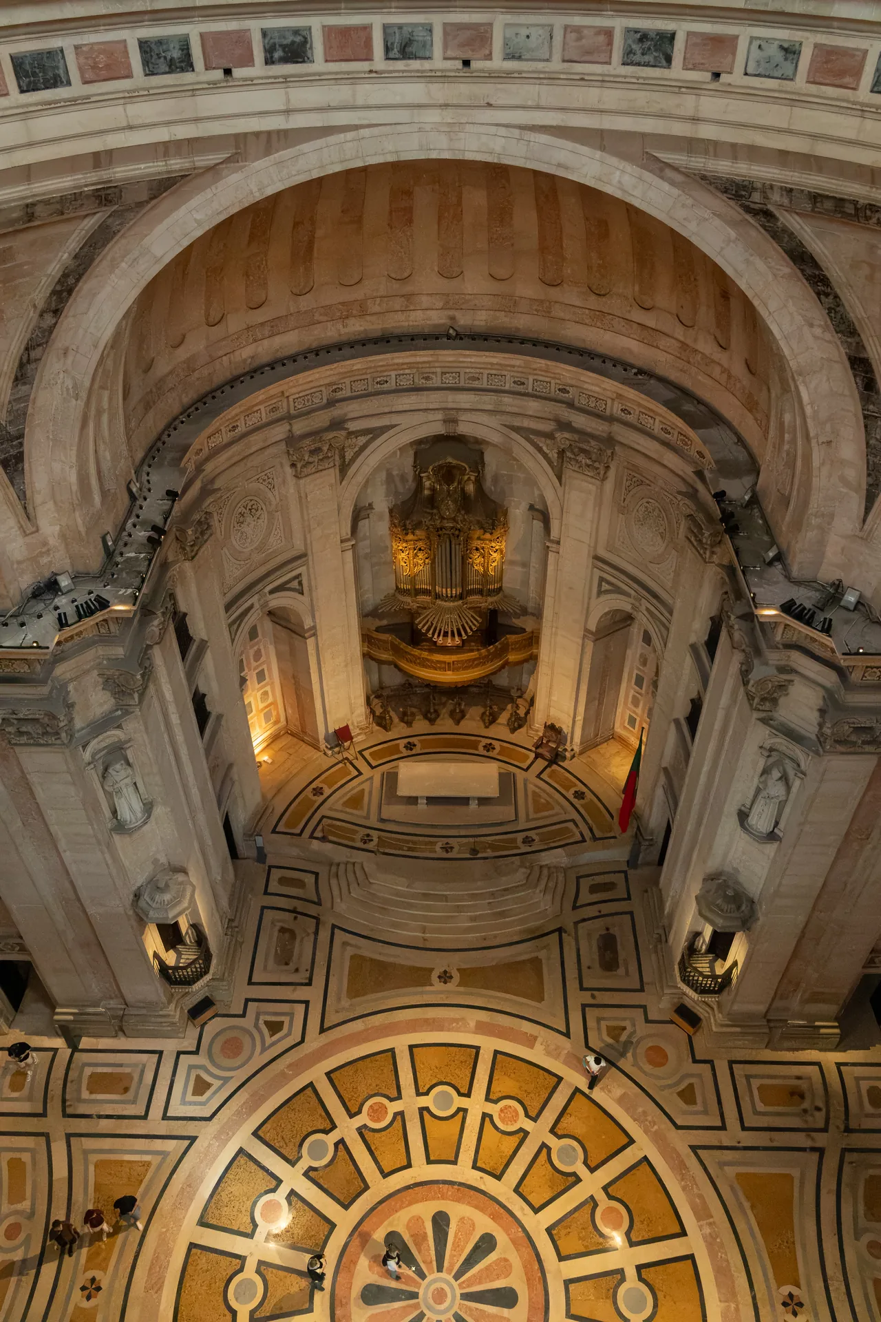 Órgão, arcos e pavimento desenhado do Panteão Nacional vistos de uma galeria superior.
