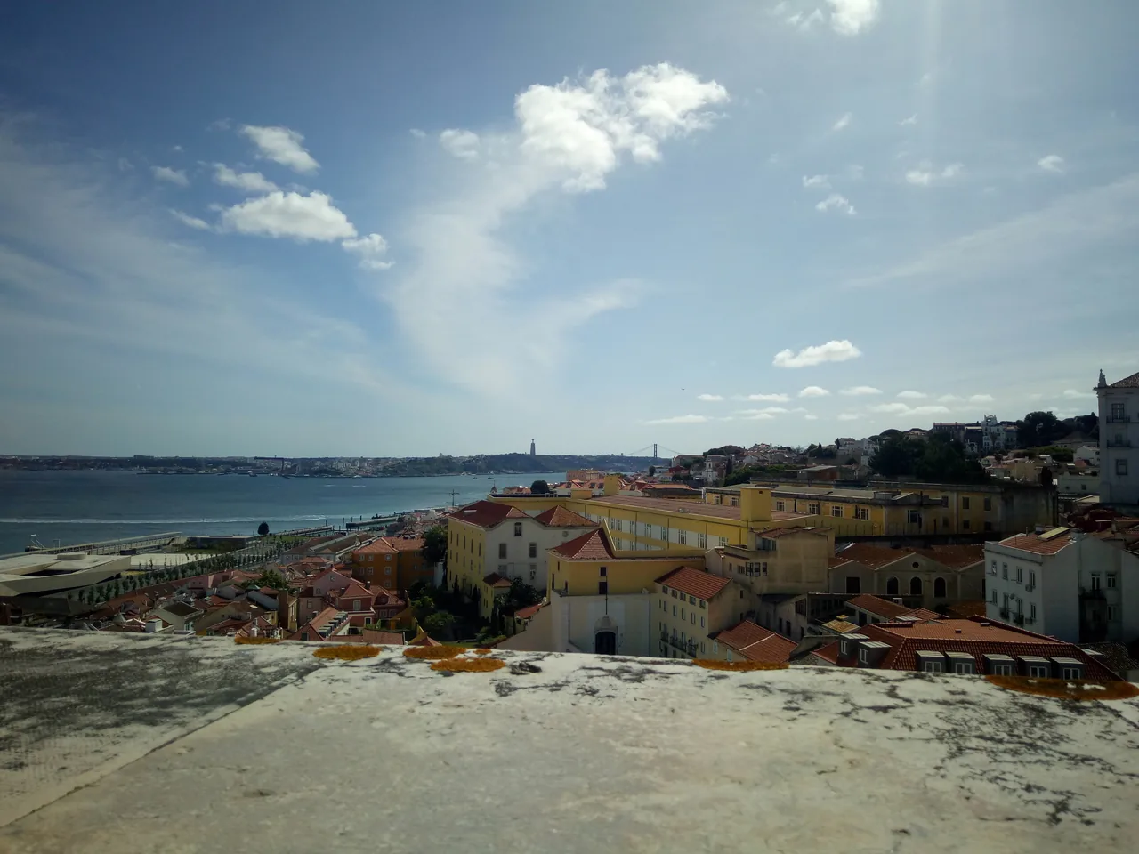 A amplitude do Tejo e os telhados de Alfama vistos do terraço do Panteão Nacional.