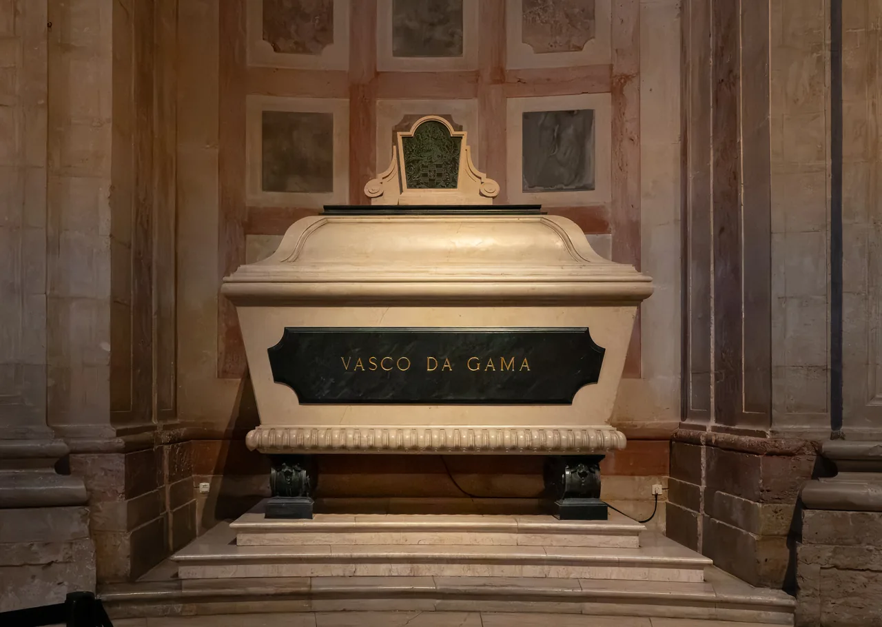 Cenotáfio com o nome de Vasco da Gama num nicho de mármore no Panteão Nacional.