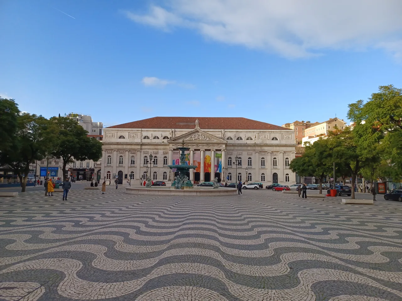 El pavimento de ondas blancas y negras de Rossio, con el teatro nacional al fondo.