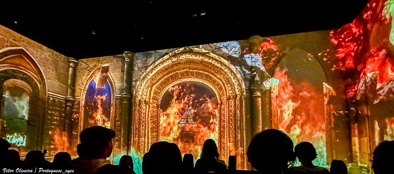 Visitantes observan proyecciones de llamas en el escenario de una iglesia recreada en Quake.