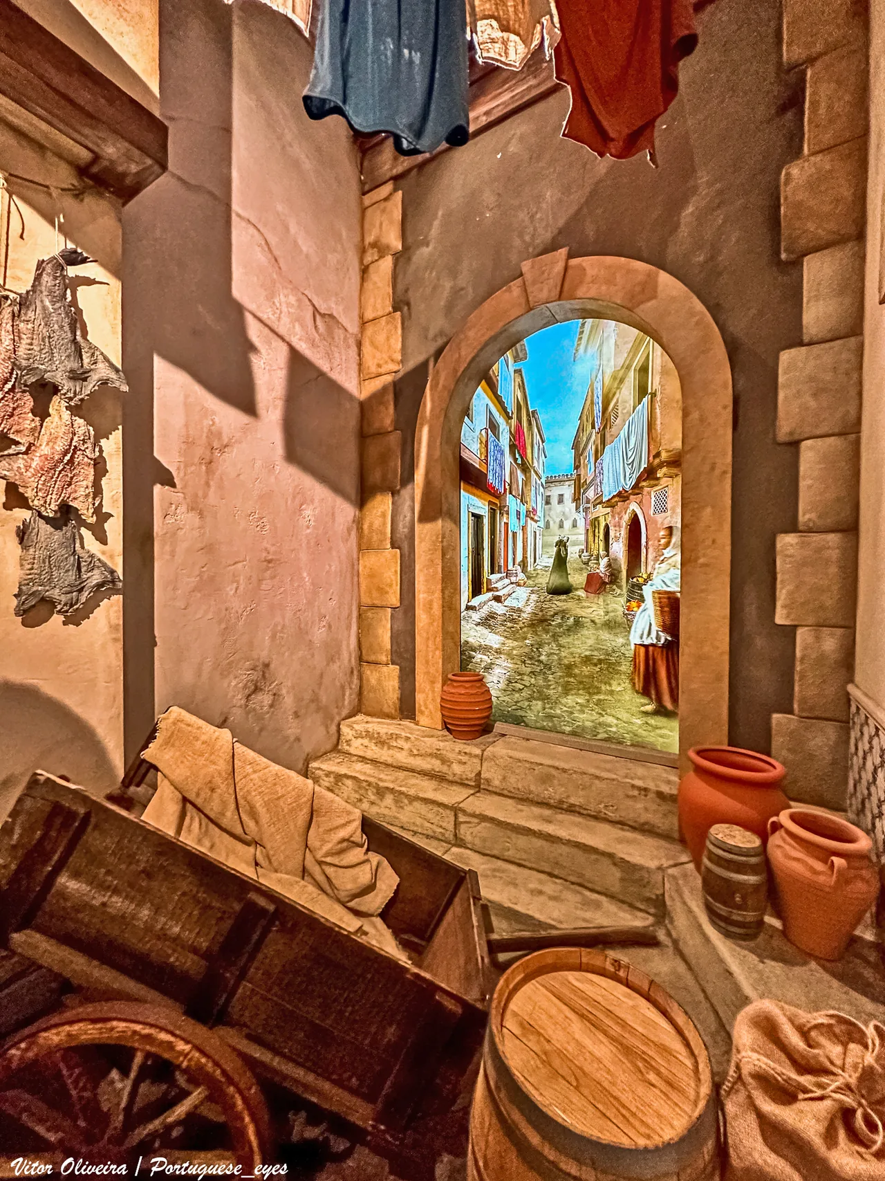 Una calle del siglo XVIII recreada en Quake, con un arco, vasijas y barriles.