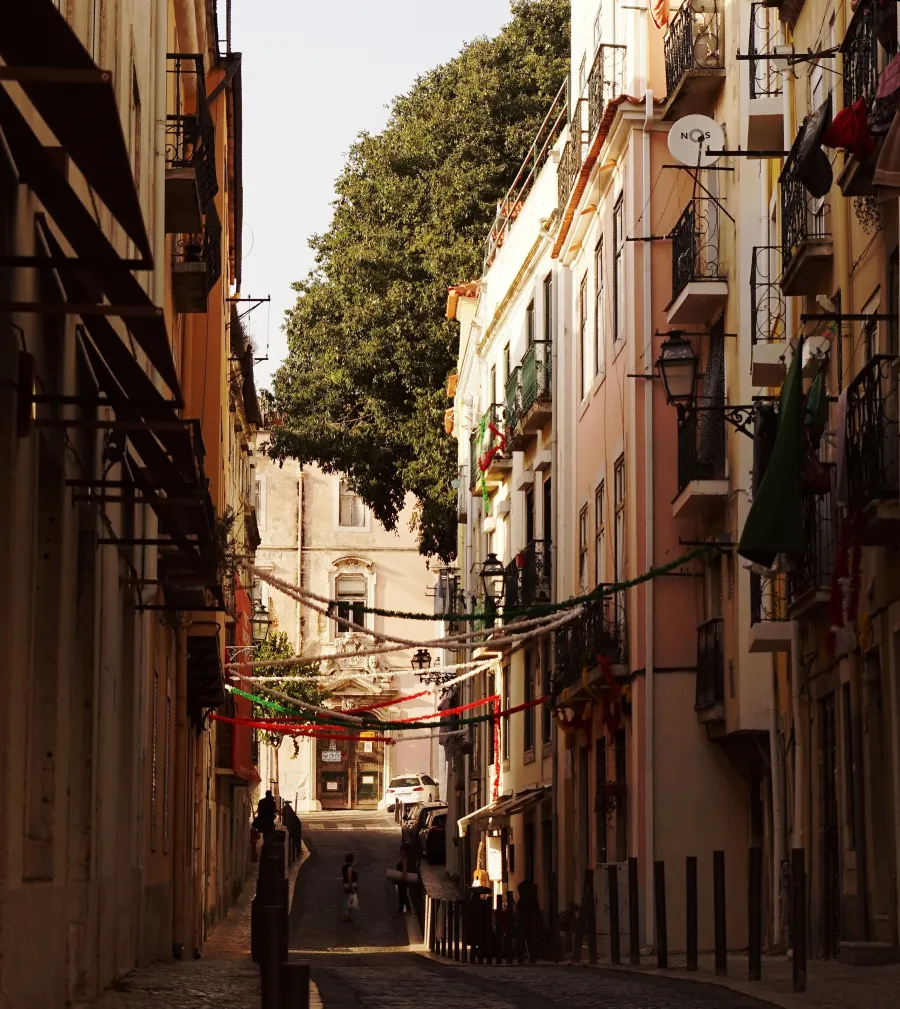 Rua enfeitada entre fachadas, Rua das Farinhas, Mouraria